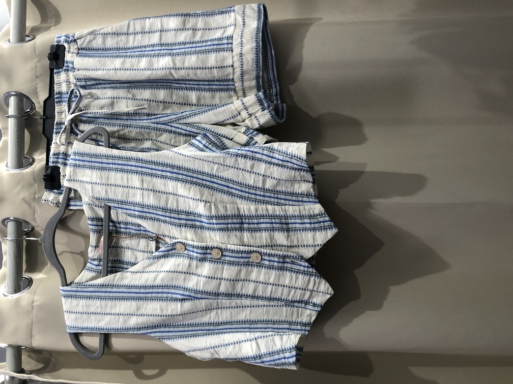 Conjunto chaleco y pantalon corto de rayitas azul y beige. Talla unica. Precio 30E