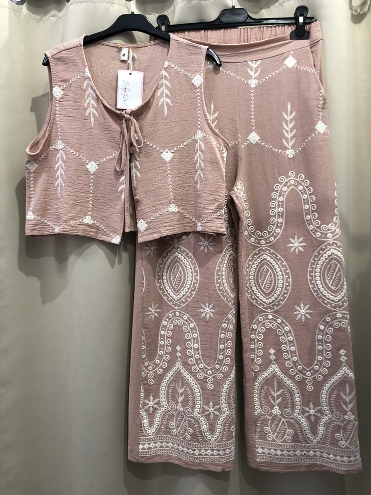 Conjunto chaleco y pantalon de lino bordado beige color rosa. Talla unica. Precio 48E
