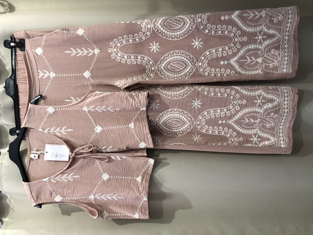Conjunto chaleco y pantalon de lino bordado beige color rosa. Talla unica. Precio 48E