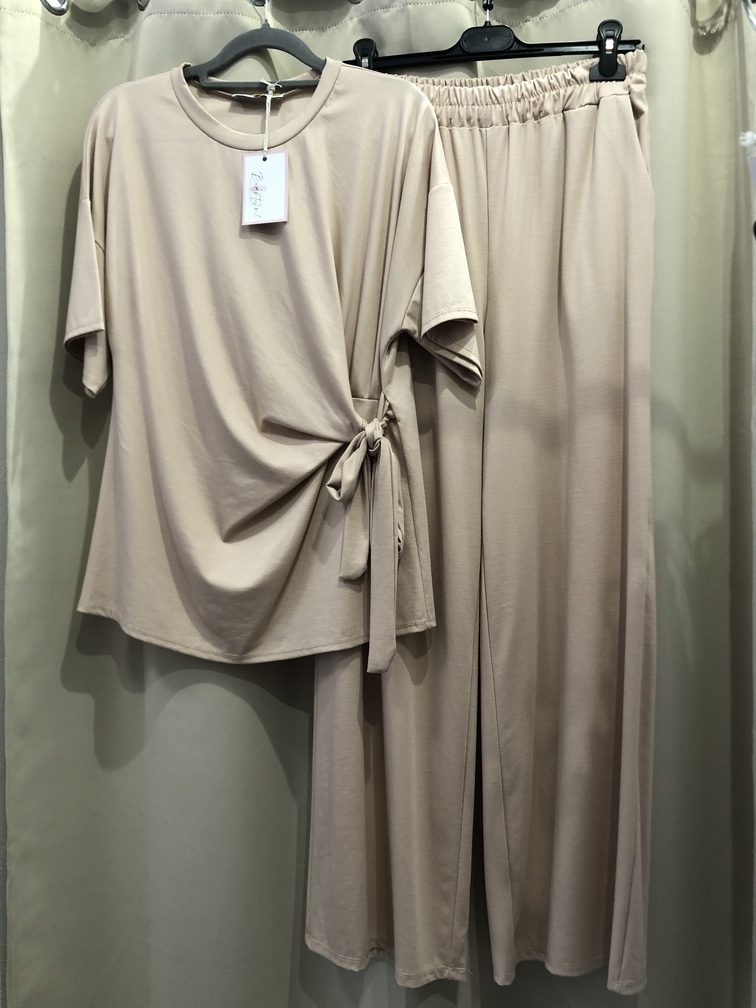 Conjunto de algodon deportivo. Color Beige. Talla unica. Precio 25E