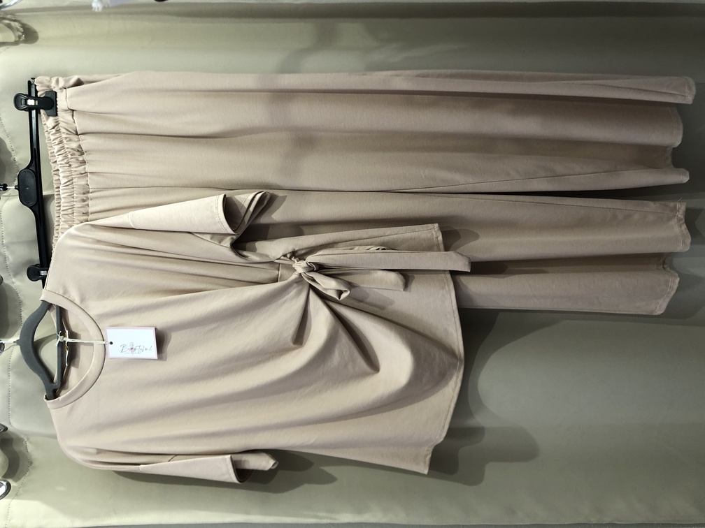 Conjunto de algodon deportivo. Color Beige. Talla unica. Precio 25E