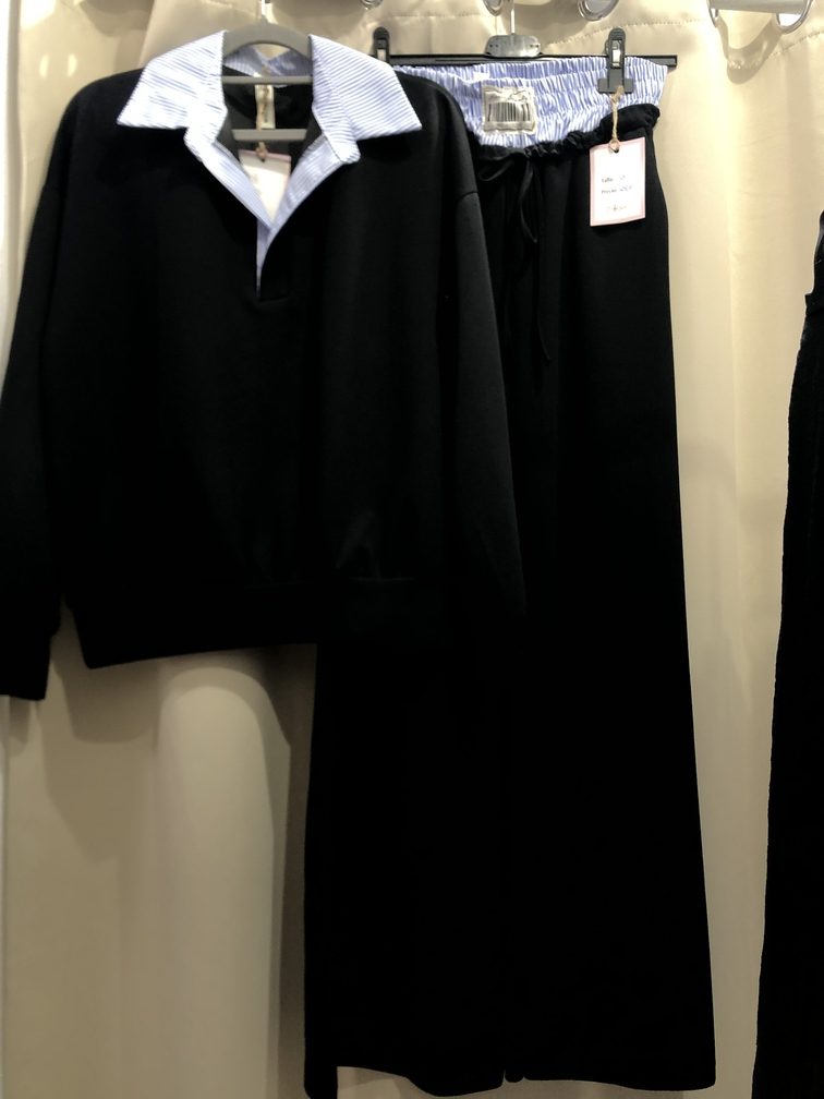 Conjunto de chandal negro con cuello y cintura de rayitas azul y blanco. Talla unica. Precio sudadera  22E  pantalon  22E