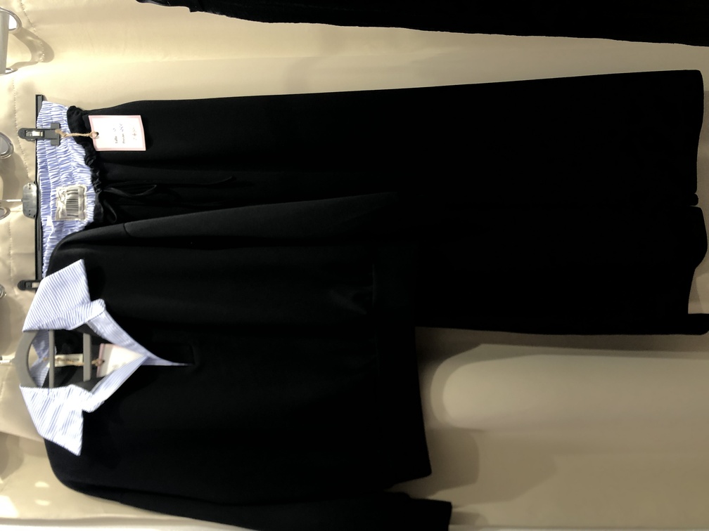 Conjunto de chandal negro con cuello y cintura de rayitas azul y blanco. Talla unica. Precio sudadera  22E  pantalon  22E