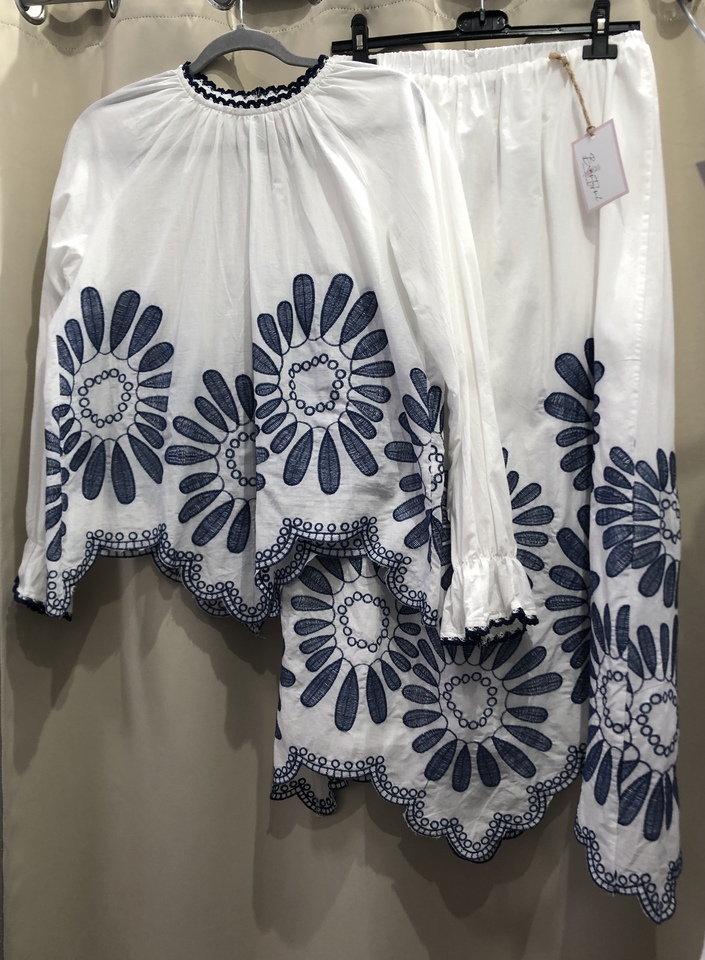 Conjunto de falda y blusa de lino con bordado en azul. Talla unica. Precio falda 38E y blusa 28E
