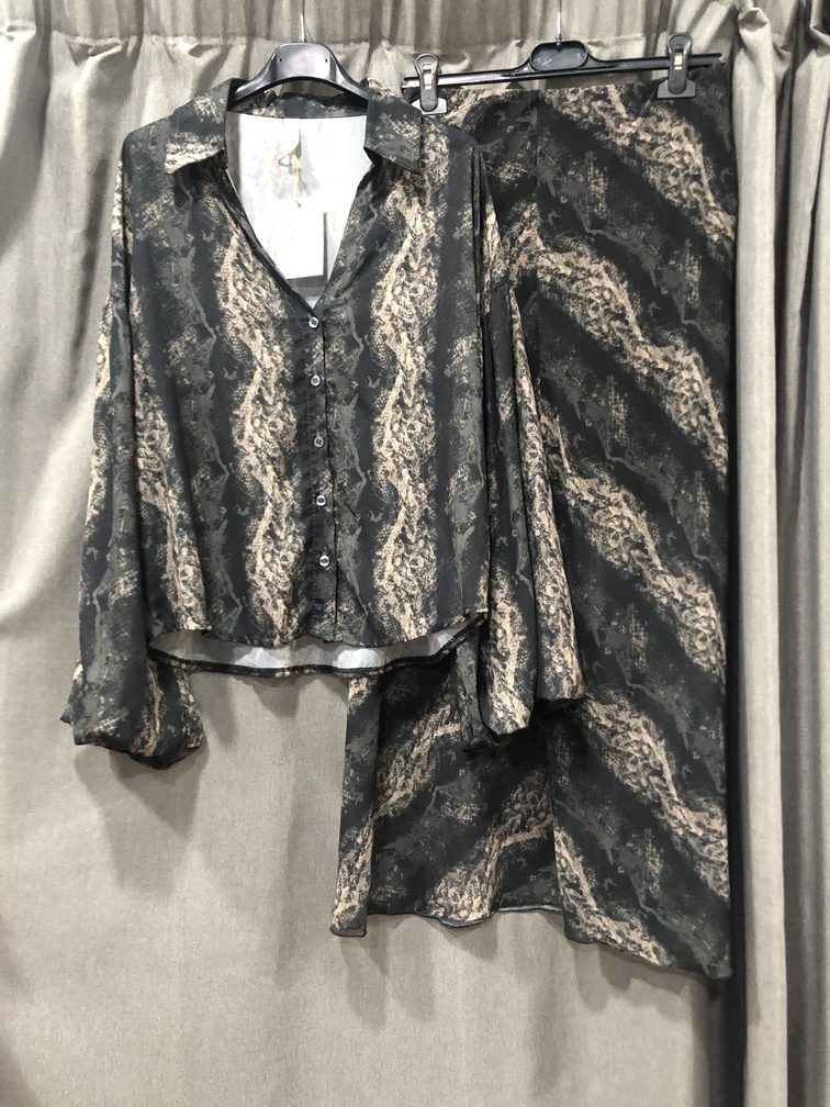 Conjunto de falda y camisa de manga larga con estampados en tonos oscuros. Talla unica. precio 45E