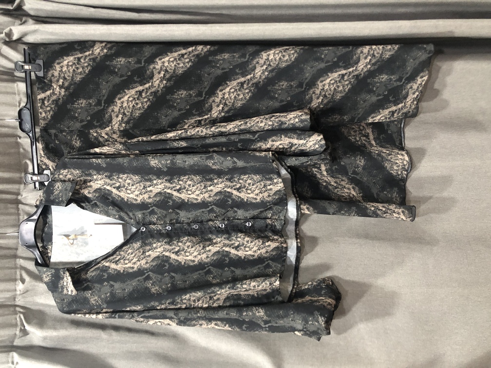 Conjunto de falda y camisa de manga larga con estampados en tonos oscuros. Talla unica. precio 45E