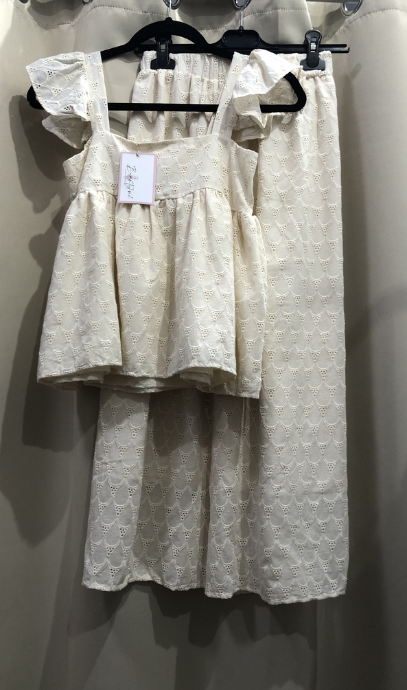 Conjunto de falda y top beige. Talla unica. Precio 35E