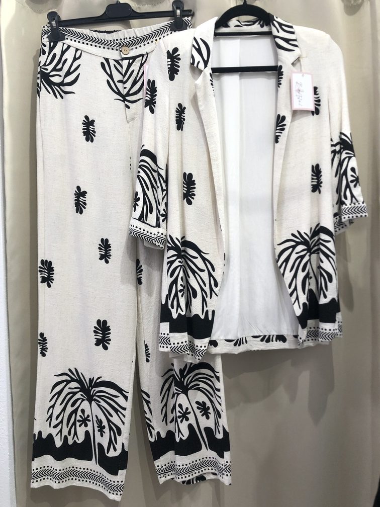 Conjunto de lino pantalon y casaca muy comodo e ideal tanto para un evento como para el dia a dia. Talla unica. Precio casaca 45E y precio pantalon 38E