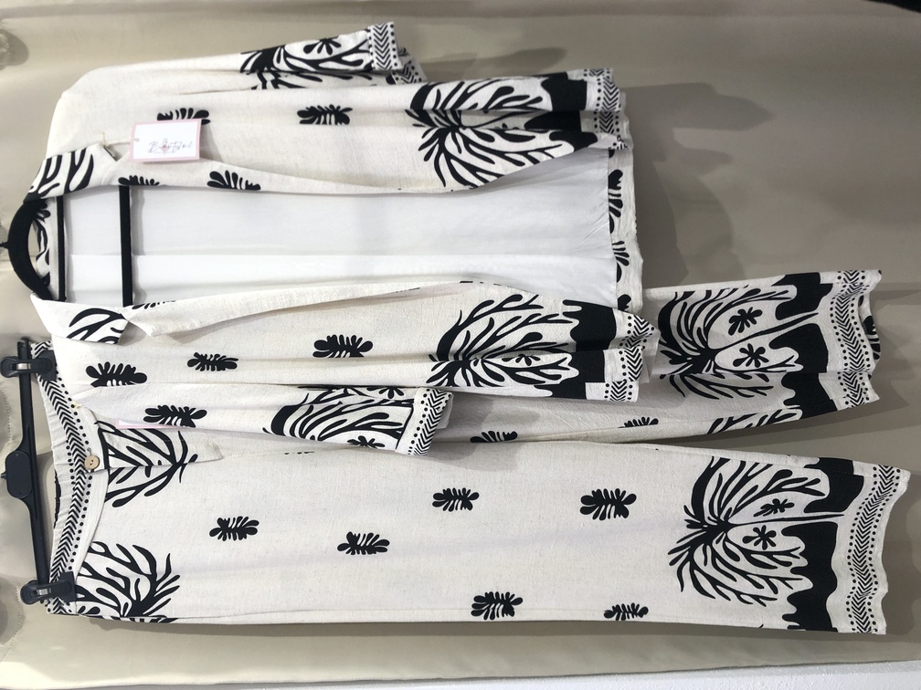 Conjunto de lino pantalon y casaca muy comodo e ideal tanto para un evento como para el dia a dia. Talla unica. Precio casaca 45E y precio pantalon 38E