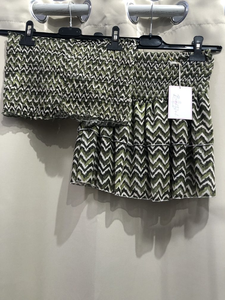 Conjunto de top de nido y falda estampado en color verde. Talla unica. Precio top  10E  falda 18E
