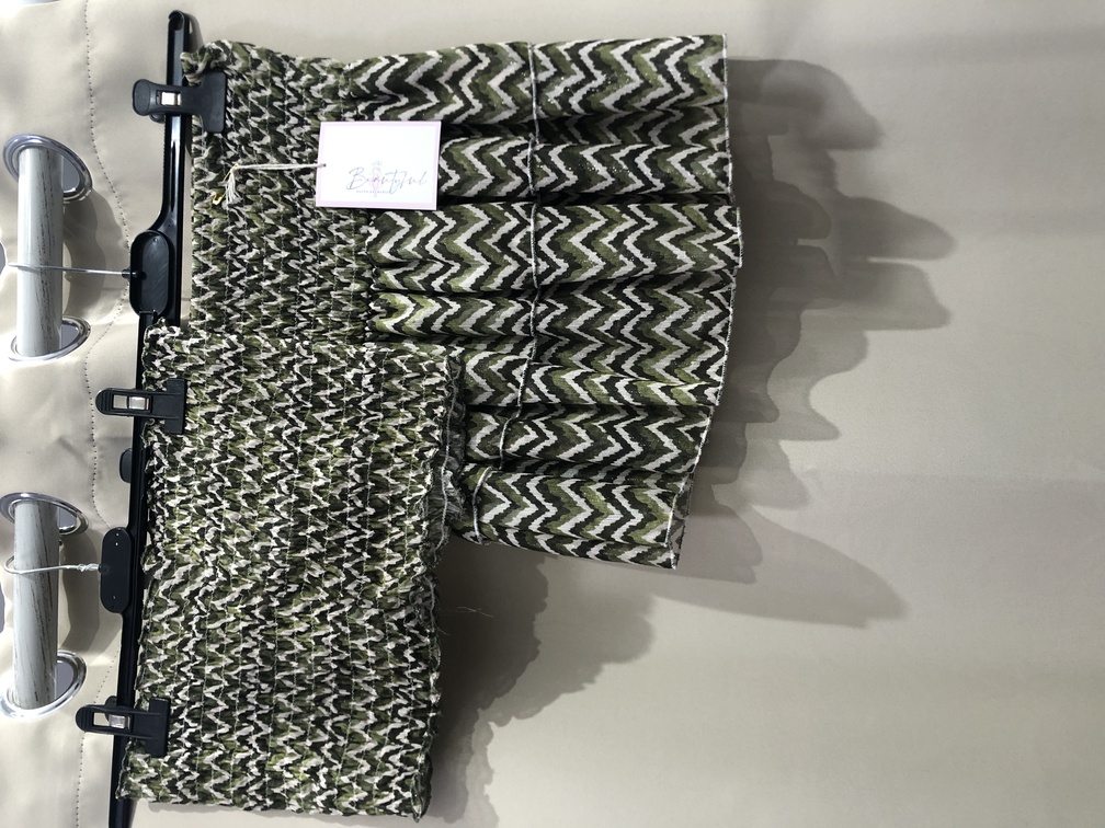 Conjunto de top de nido y falda estampado en color verde. Talla unica. Precio top  10E  falda 18E