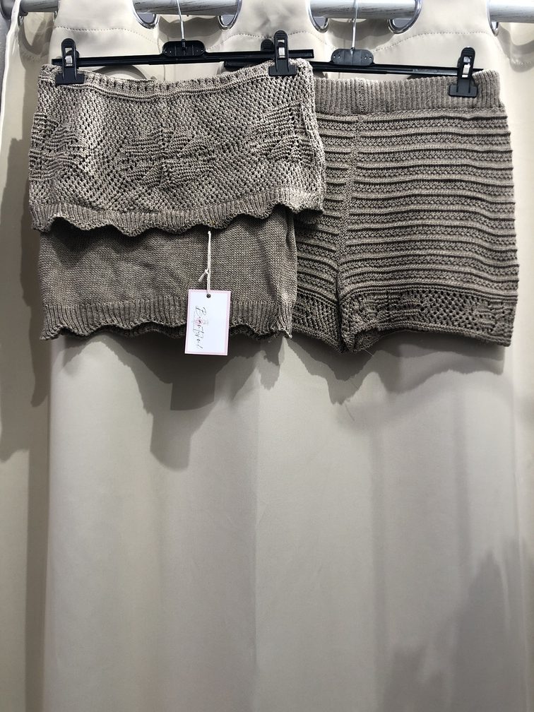 Conjunto de top y pantalon corto de hilo beige. Talla unica. Precio 22E