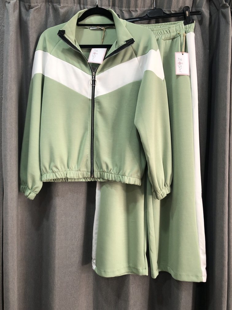 Conjunto deportivo verde y beige. Talla unica. Precio pantalon 18E Chaqueta 25E