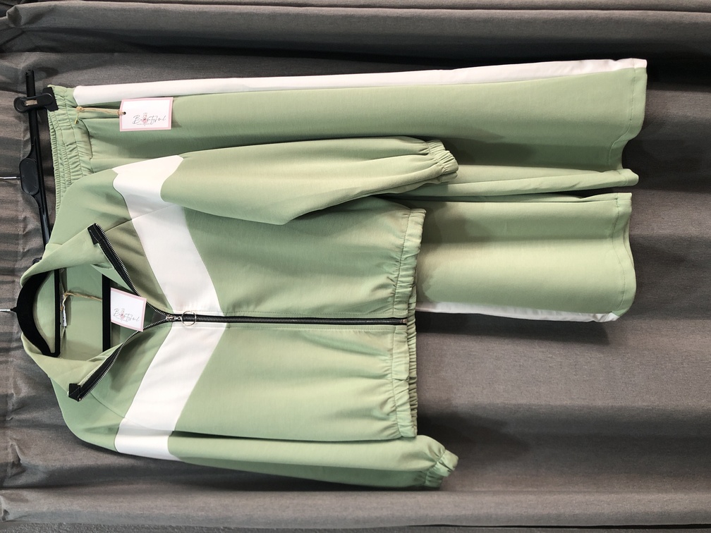 Conjunto deportivo verde y beige. Talla unica. Precio pantalon 18E Chaqueta 25E