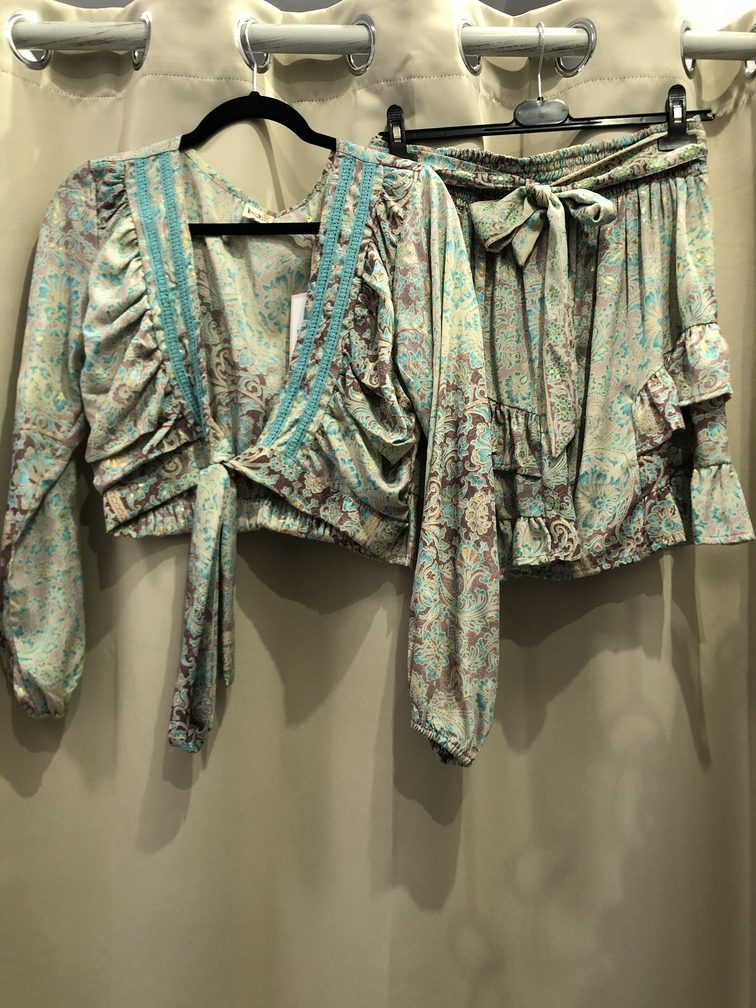 Conjunto falda pantalon casual verde. Talla unica. Precio 35E