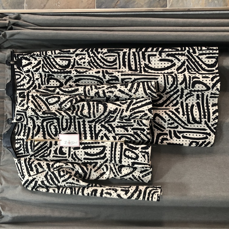 Conjunto falda y chaqueta estampada beige y negro. talla unica. Precio 40E