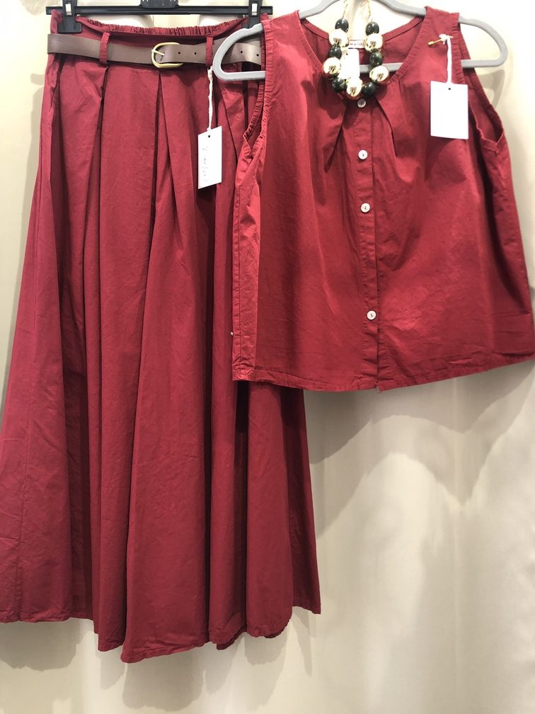 Conjunto granate pantalon y blusa tirante ancho. Talla unica. Precio pantalon 20E  blusa 15E