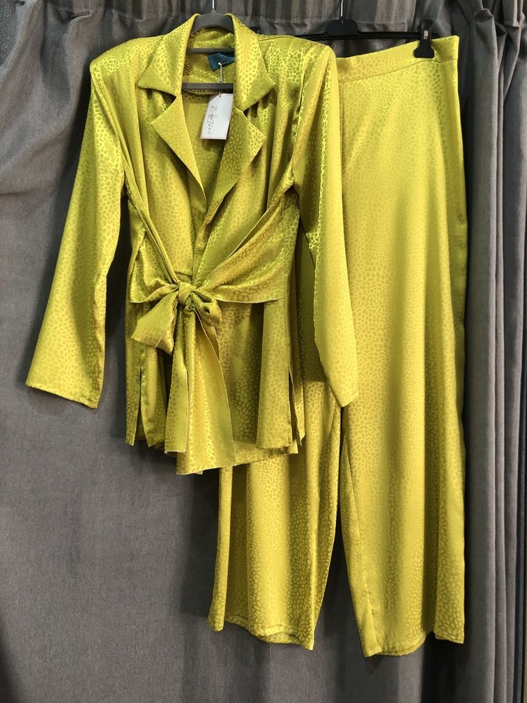 Conjunto pantalon y chaqueta verde lima con brillo nudo en la cintura manga larga. Talla XL. Precio 90E