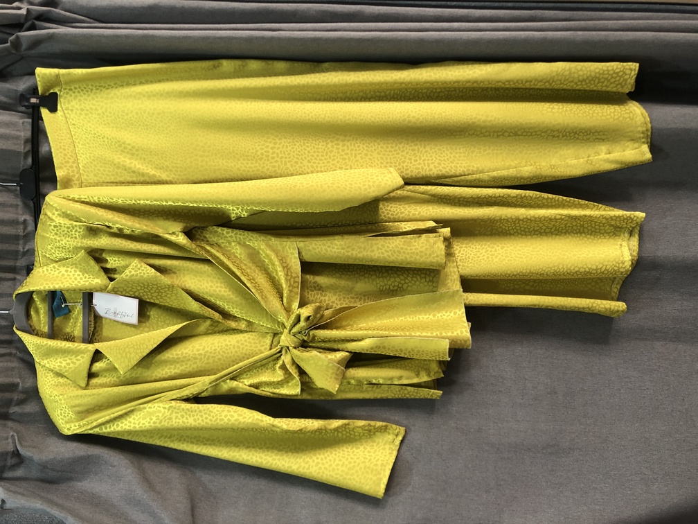 Conjunto pantalon y chaqueta verde lima con brillo nudo en la cintura manga larga. Talla XL. Precio 90E