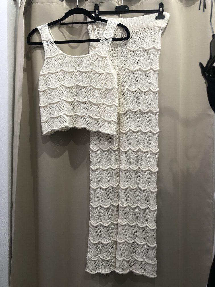 Conjunto top y pantalon beige de crochet. Talla unica. Precio 45E