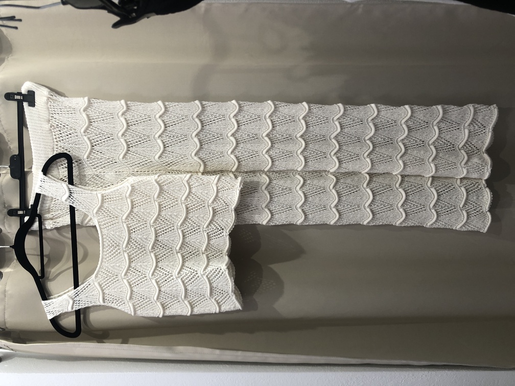 Conjunto top y pantalon beige de crochet. Talla unica. Precio 45E