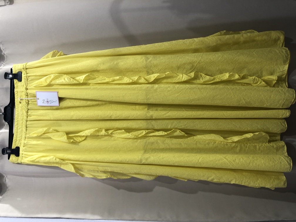 Falda amarilla con volantitos. Talla unica. Precio 25E