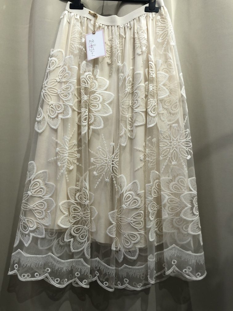 Falda de tul beige. Talla unica. Precio 30E
