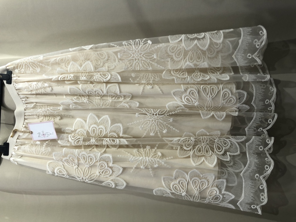 Falda de tul beige. Talla unica. Precio 30E