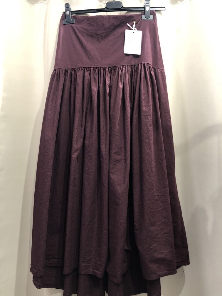 Falda granate volante. Talla unica. Precio 38E
