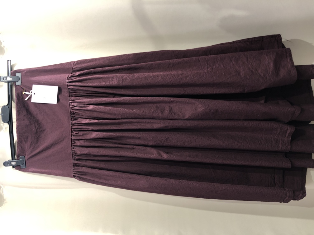 Falda granate volante. Talla unica. Precio 38E