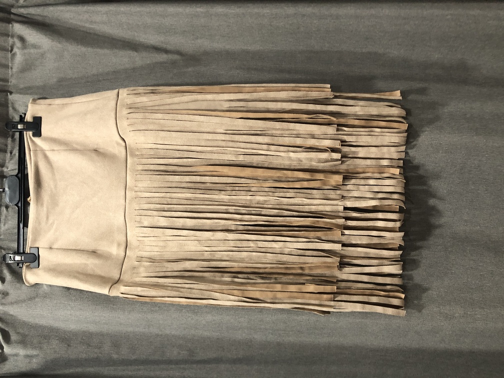 Falda marron de antelina con flecos. Talla unica. Precio 15E