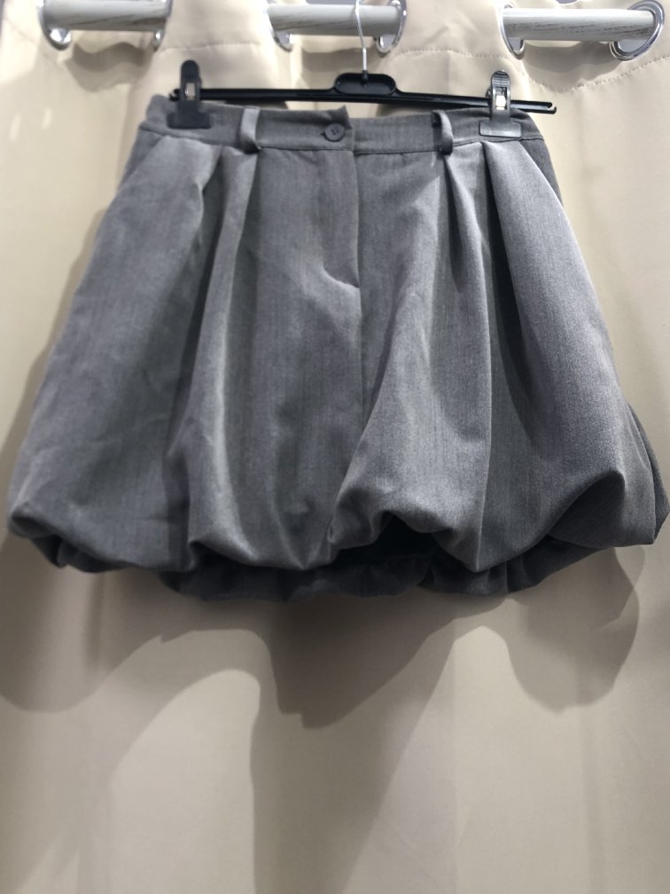 Falda mini tipo globo color gris. Talla unica. Precio18.90E