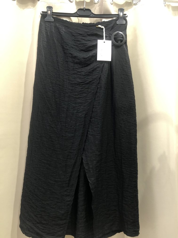 Falda negra con adorno negro en la cintura. Talla unica. 15E