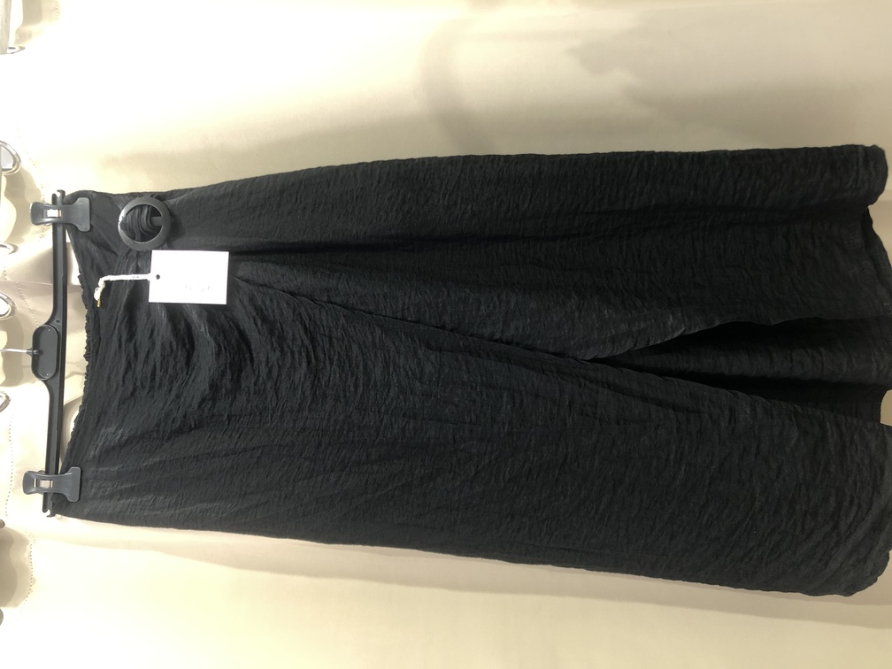 Falda negra con adorno negro en la cintura. Talla unica. 15E