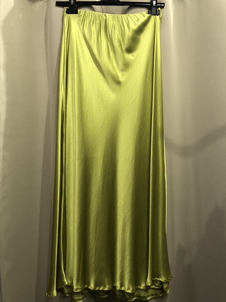 Falda saten color lima. Talla nunica. Precio 25E