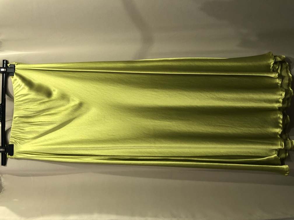Falda saten color lima. Talla nunica. Precio 25E