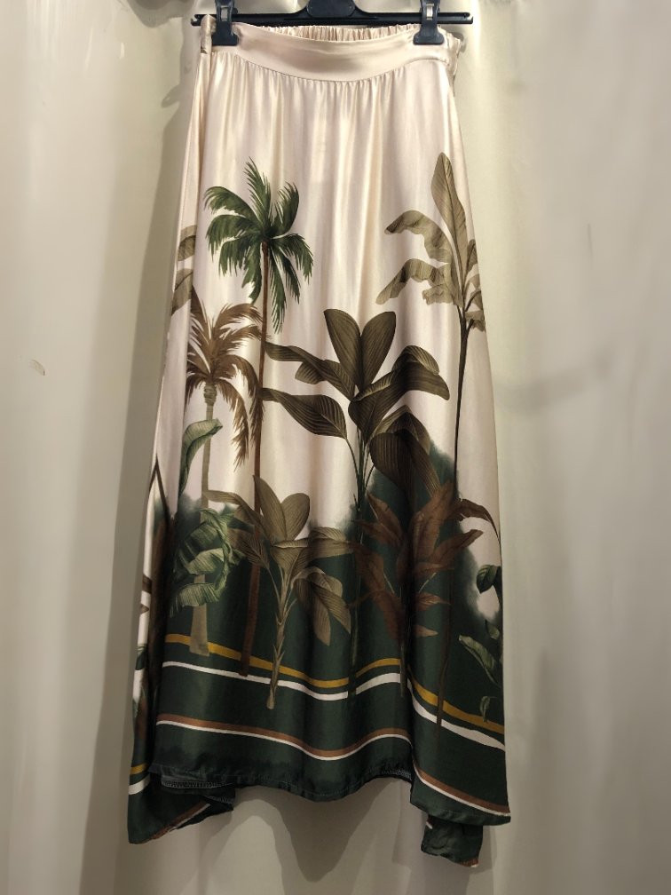 Falda saten con estampado de palmeras. Talla unica. Precio 25E