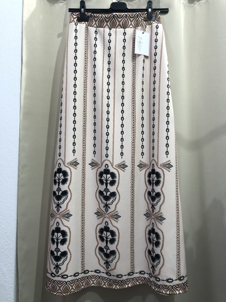 Falda saten con estampados en marron y negro. Talla unica. Precio 28E