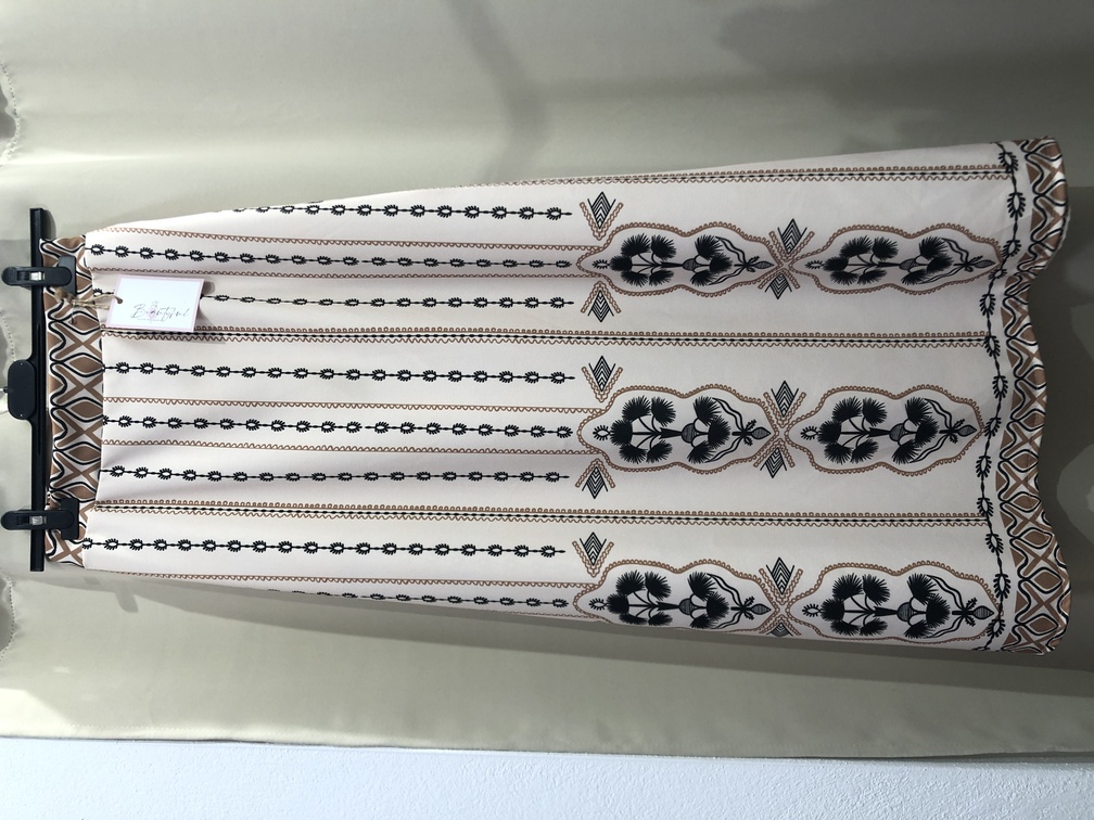 Falda saten con estampados en marron y negro. Talla unica. Precio 28E