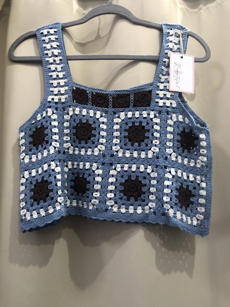 Jersey crochet azul de tirantes. Talla unica. Precio 1250E