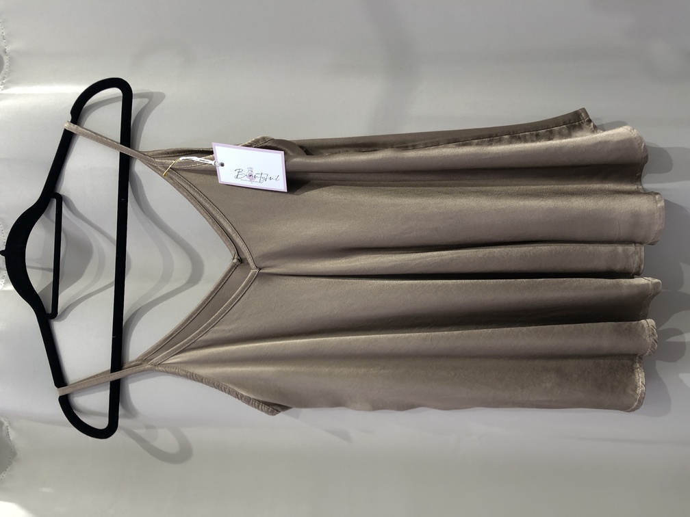 Lencera muy suave y estilosa para cualquier momento. Color champagne. Talla unica. Precio 18E