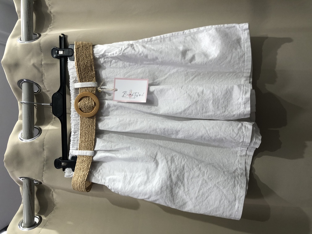 Mini Short blanco con cinturon. Talla unica. Precio25E