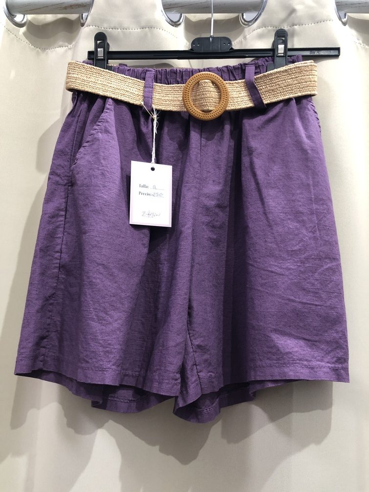 Mini Short morado con cinturon. Talla unica. Precio 25E