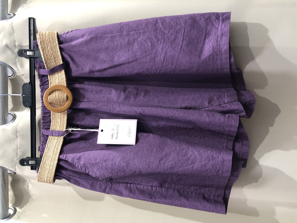 Mini Short morado con cinturon. Talla unica. Precio 25E