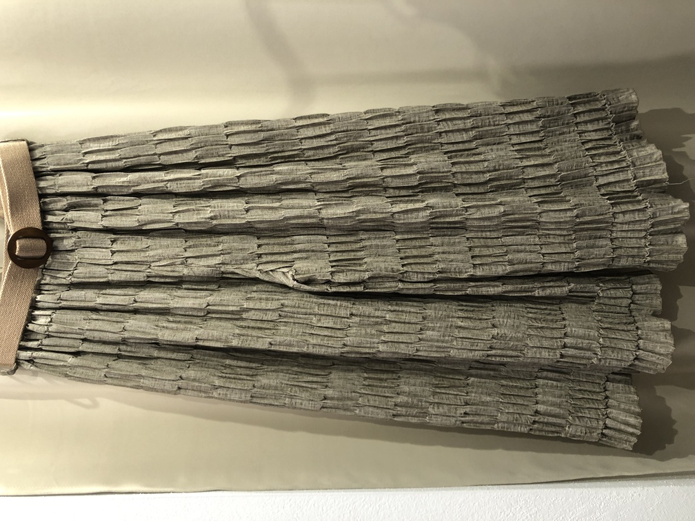 Pantalon ancho recto plisado color marron. Talla unica. Precio 30E