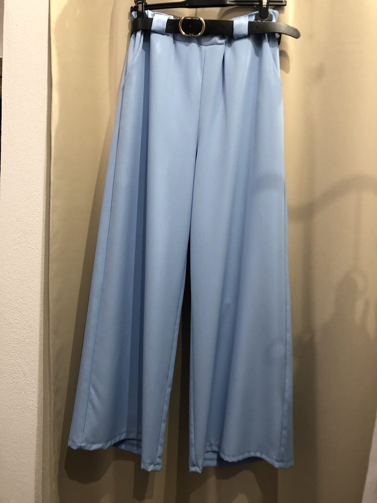 Pantalon azul de pata de elefante. Talla unica. Precio 25E