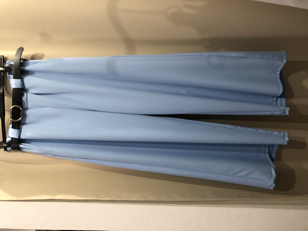 Pantalon azul de pata de elefante. Talla unica. Precio 25E