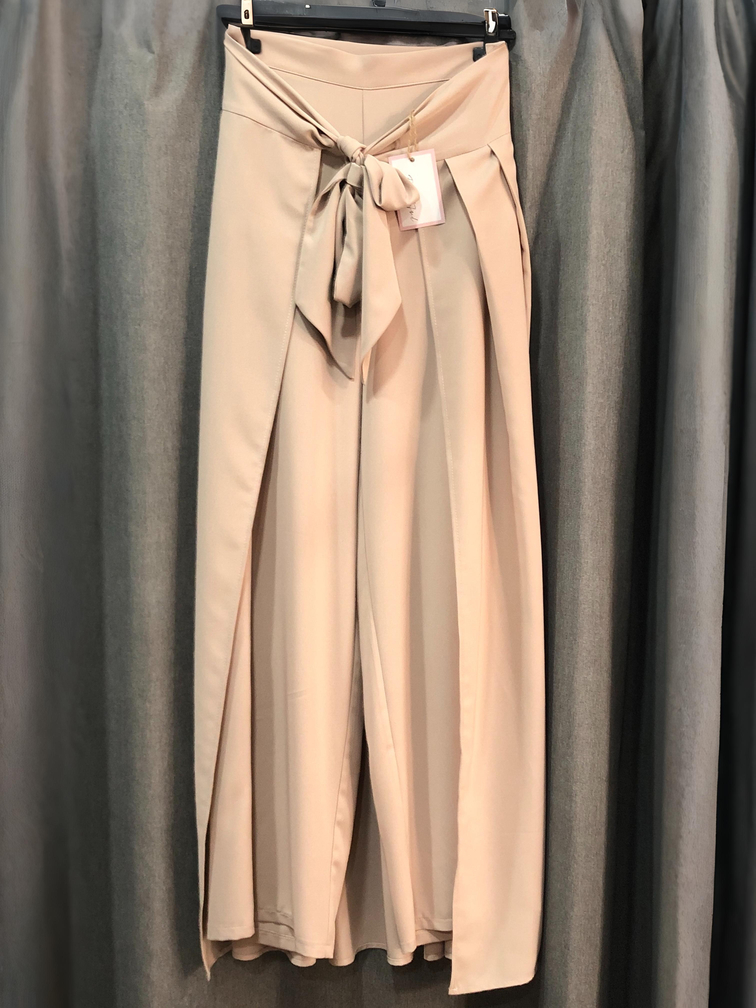 Pantalon beige ancho con lazo en la cintura. Talla L. Precio 45E