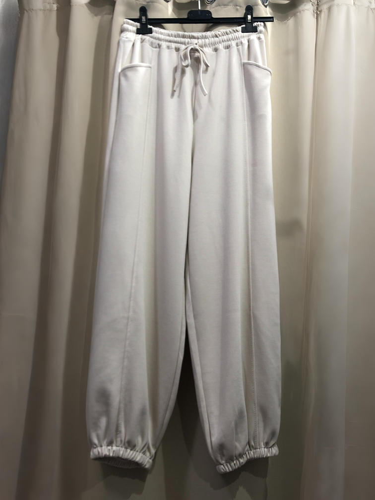 Pantalon beige con punos. Talla unica. Precio 18E