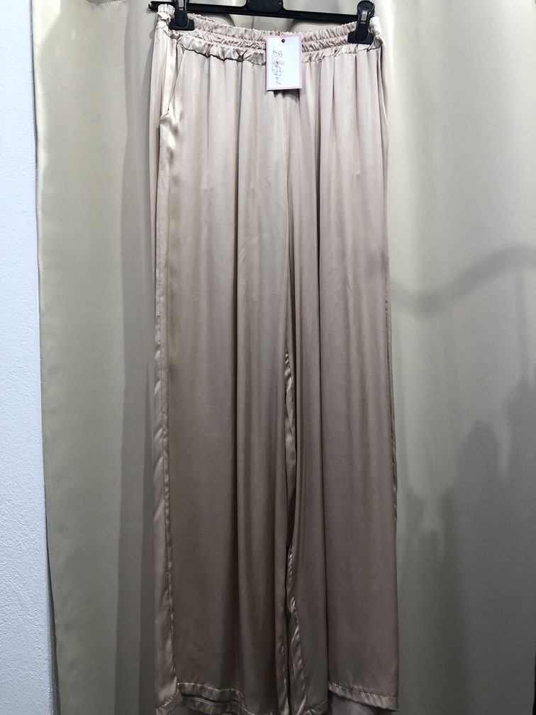 Pantalon color champagne recto ancho. Talla unica. Precio 25E